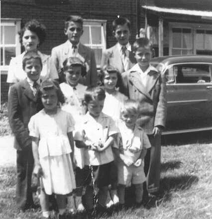 Photo de famille: Enfants de Janvier Gouin et Irène Henri :
1ère rangée à l'avant : Laurianne, Ghyslain et Gildor
2ème rangée : Laurent, Laurence, Muguette, Gaétan
3ème rangée : Solange, Roger, Rénald-Jean Photo de famille: Enfants de Janvier Gouin et Irène Henri :
1ère rangée à l'avant : Laurianne, Ghyslain et Gildor
2ème rangée : Laurent, Laurence, Muguette, Gaétan
3ème rangée : Solange, Roger, Rénald-Jean