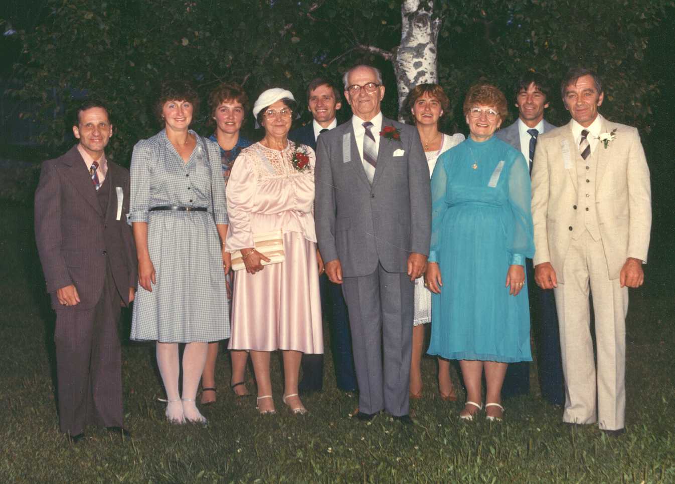 Photo de famille: Photo de famille lors du 25ième anniversaire de mariage de Claudia Couture et de Janvier Gouin. De gauche à droite première rangée : Laurent Gouin, Muguette Gouin, Claudia Couture, Janvier Gouin, Solange Gouin, Rénald-Jean Gouin. Deuxième rangée : Lauren Photo de famille: Photo de famille lors du 25ième anniversaire de mariage de Claudia Couture et de Janvier Gouin. De gauche à droite première rangée : Laurent Gouin, Muguette Gouin, Claudia Couture, Janvier Gouin, Solange Gouin, Rénald-Jean Gouin. Deuxième rangée : Lauren