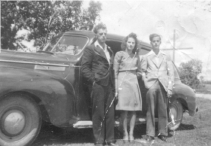 Photo d'une Chrysler: de gauche à droite Antonio, Fernande et Florian Gouin Photo d'une Chrysler: de gauche à droite Antonio, Fernande et Florian Gouin