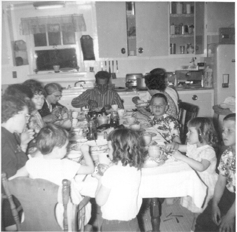 Photo d'un repas de famille: au centre on retrouve Jean-Noël Gouin, à gauche sa mère Laura Cyr, suivi de son frère Antonio Gouin et sa femme Mariette Turcotte ensuite son autre frère Florian Gouin et sa femme Huguette Boissonneault, de l'autre côté son frère Lomer Gouin et sa femme J Photo d'un repas de famille: au centre on retrouve Jean-Noël Gouin, à gauche sa mère Laura Cyr, suivi de son frère Antonio Gouin et sa femme Mariette Turcotte ensuite son autre frère Florian Gouin et sa femme Huguette Boissonneault, de l'autre côté son frère Lomer Gouin et sa femme J