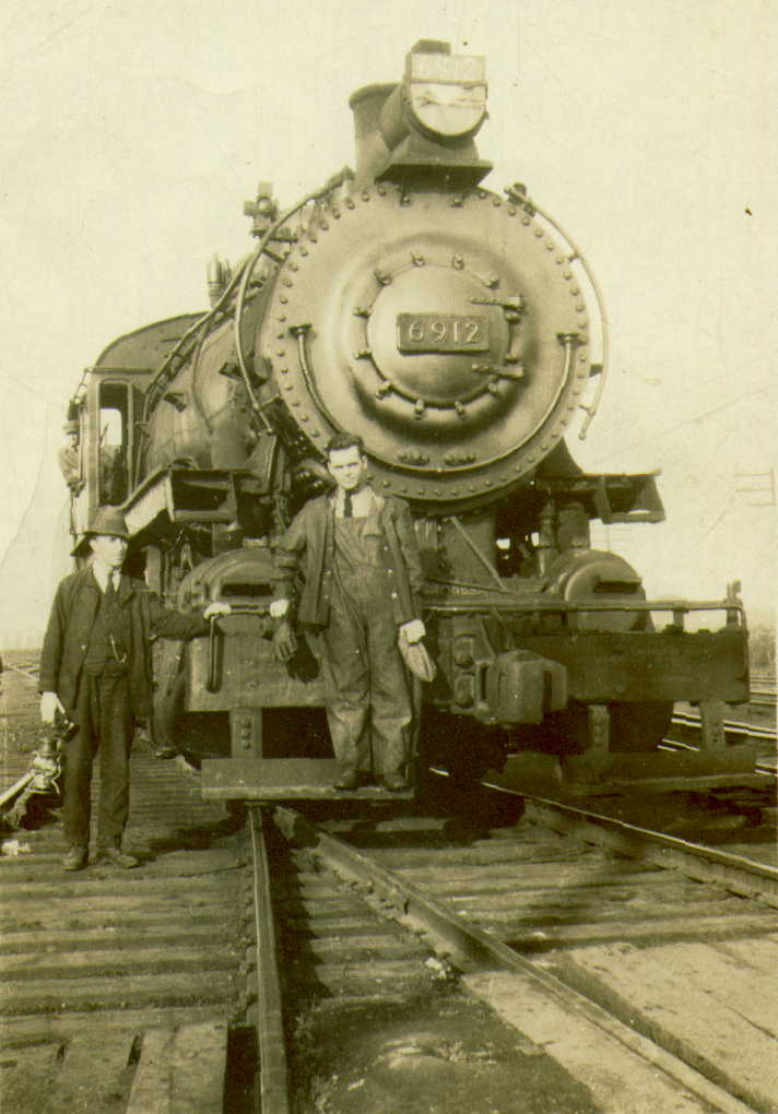 Locomotive: Photo d'Edmour de Carufel (à gauche) avec une locomotive Locomotive: Photo d'Edmour de Carufel (à gauche) avec une locomotive