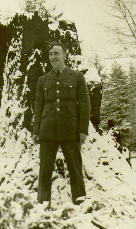 Portrait en militaire: Photo prise le 25 décembre 1944 à Comox, Colombie-Britannique, Canada Portrait en militaire: Photo prise le 25 décembre 1944 à Comox, Colombie-Britannique, Canada